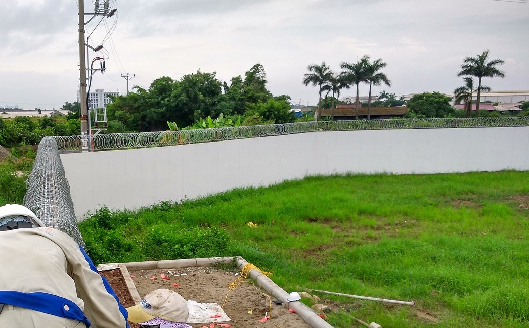 Thi công làm hàng rào dây thép gai tại công trình nhà xưởng CANIFA