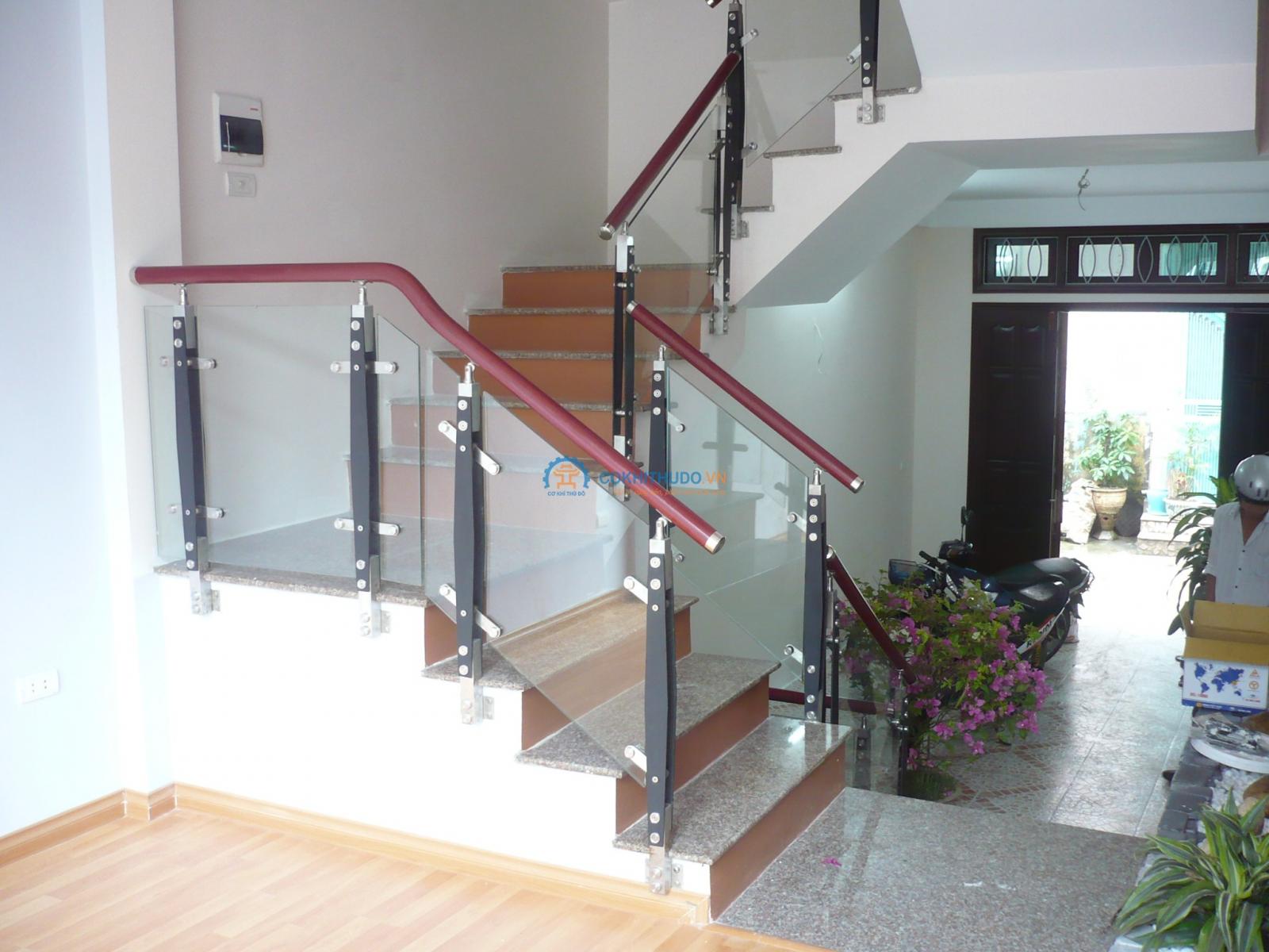 Mẫu 5: mẫu cầu thang inox đẹp nhất hiện nay Mẫu 5: mẫu cầu thang inox đẹp nhất hiện nay