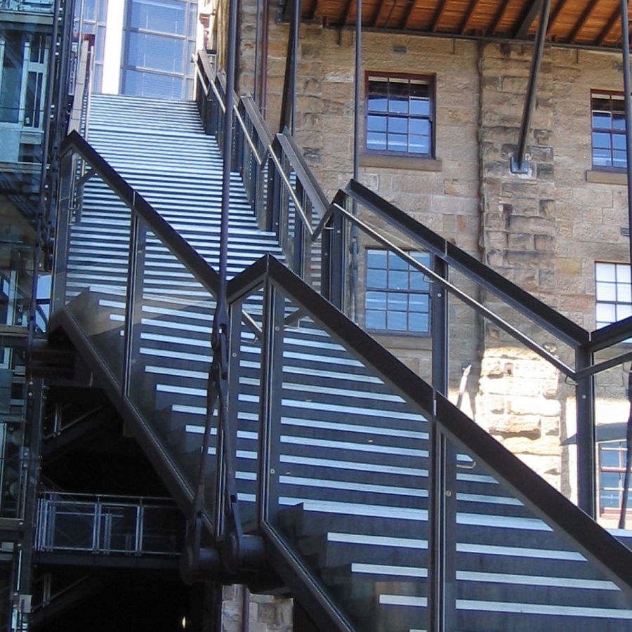 mẫu4 : cầu thang sắt đẹp